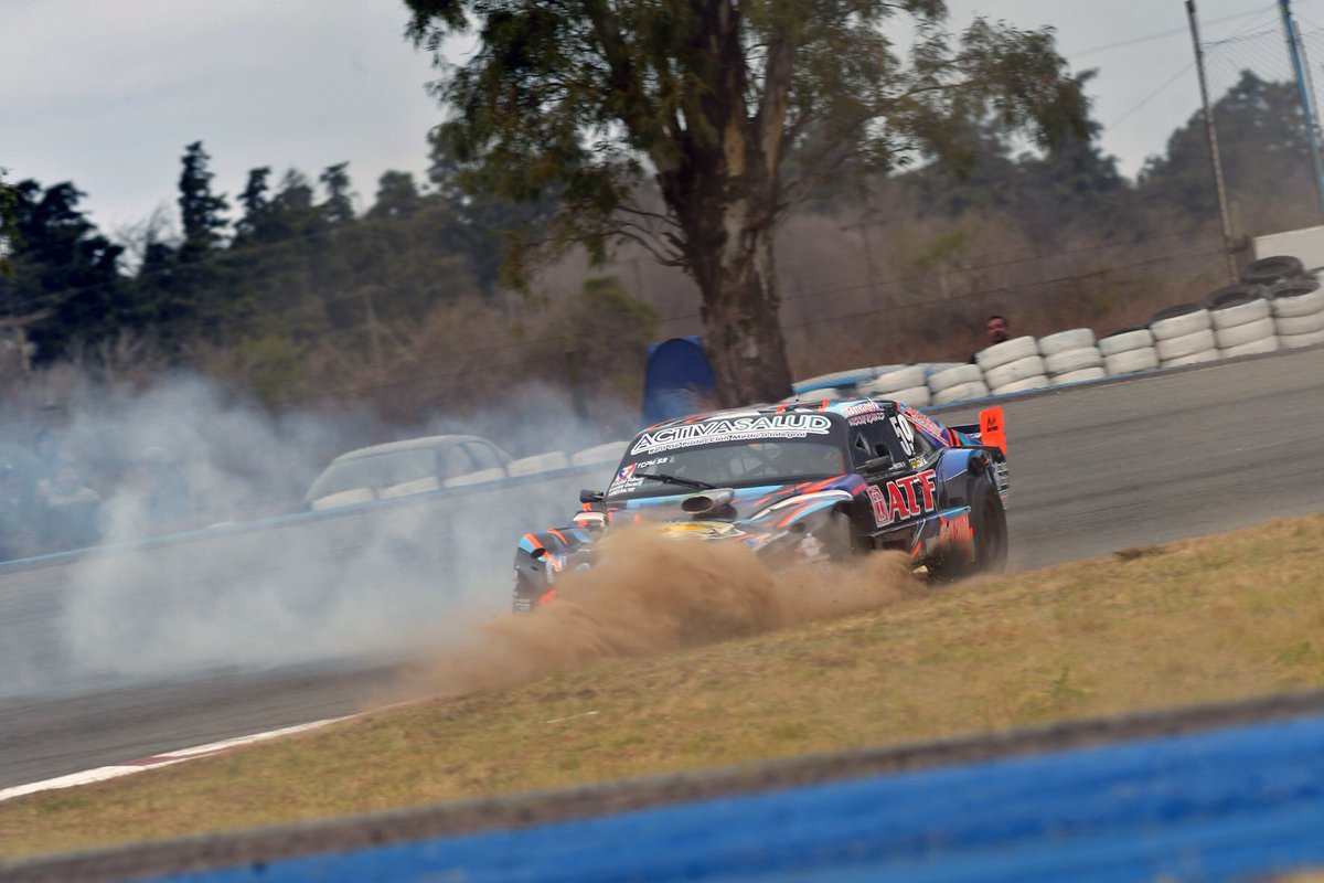 AARacingTeam's tweet photo. 👉 No cerramos el domingo como esperábamos, un exceso nos privó de ganar en el #TCPM junto a @juanchimaceira . Algo parecido sucedió en la #FMetro cuando @gerogonnet09 luchaba por el podio. H. López por su parte concretó su debut en la especialidad.
📸 G. Alt. / B. Bosco. https://t.co/m6gevCDzK9