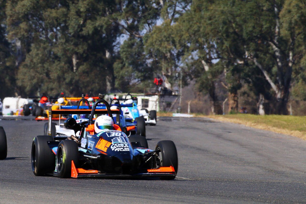 AARacingTeam's tweet photo. 👉 No cerramos el domingo como esperábamos, un exceso nos privó de ganar en el #TCPM junto a @juanchimaceira . Algo parecido sucedió en la #FMetro cuando @gerogonnet09 luchaba por el podio. H. López por su parte concretó su debut en la especialidad.
📸 G. Alt. / B. Bosco. https://t.co/m6gevCDzK9