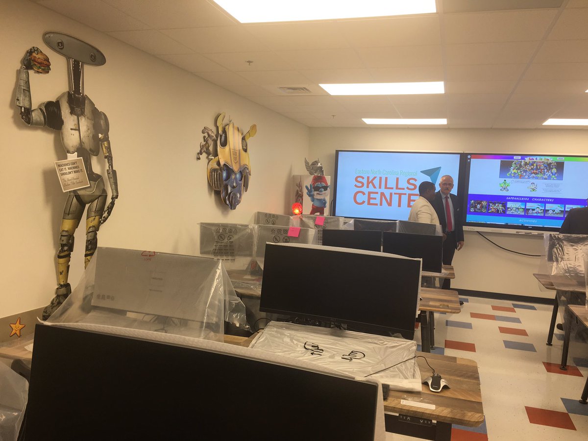 LisaLineTV's tweet photo. @OnslowSchools will open the #ENCregionalskillscenter next week, and it looks amazing. Students from #onslow #jones #Duplin and #camplejeuneHS have a #manufacturing #trades #automotive #graphicdesign #animation #videogames #culinary #nursing #welding https://t.co/r6T49esGhH