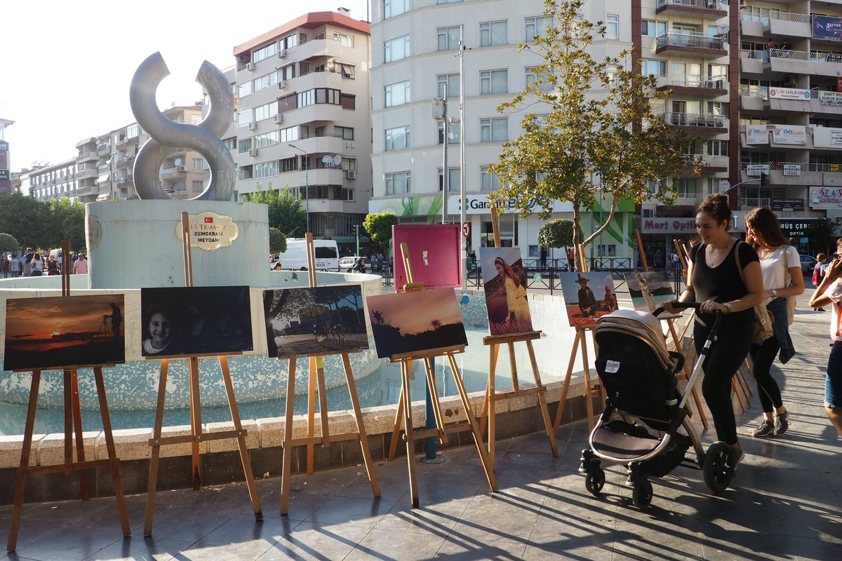 nazmicaykara's tweet photo. Gençlik ve Spor Bakanlığı destekli "Yaşam Işığım Fotoğraf" projemiz kapsamında; Manisa 15 Temmuz Demokrasi Meydanı'nda fotoğraflarımızla Manisa'lı fotoğraf severleri buluşturduk.
@kasapoglu
@ozturkyunus45
#gsbgencliksporbak
#gençlikprojeleridestekprogramı
#mafod https://t.co/sTNN0Mj0xL