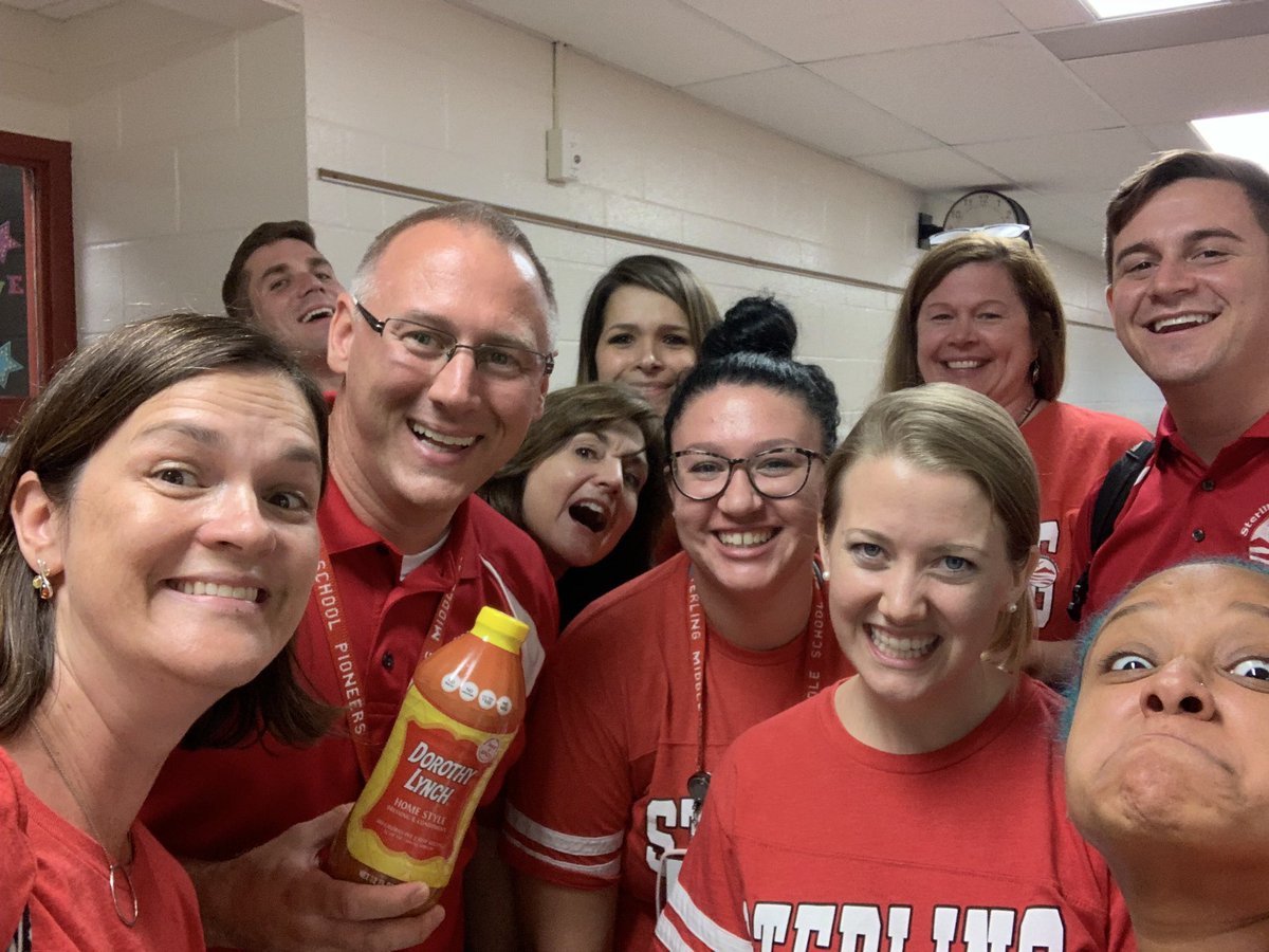 themisslarosa's tweet photo. Mi gente #sterlingmiddleschool #meettheteachernight #readyforthursday https://t.co/MrpztysTUh