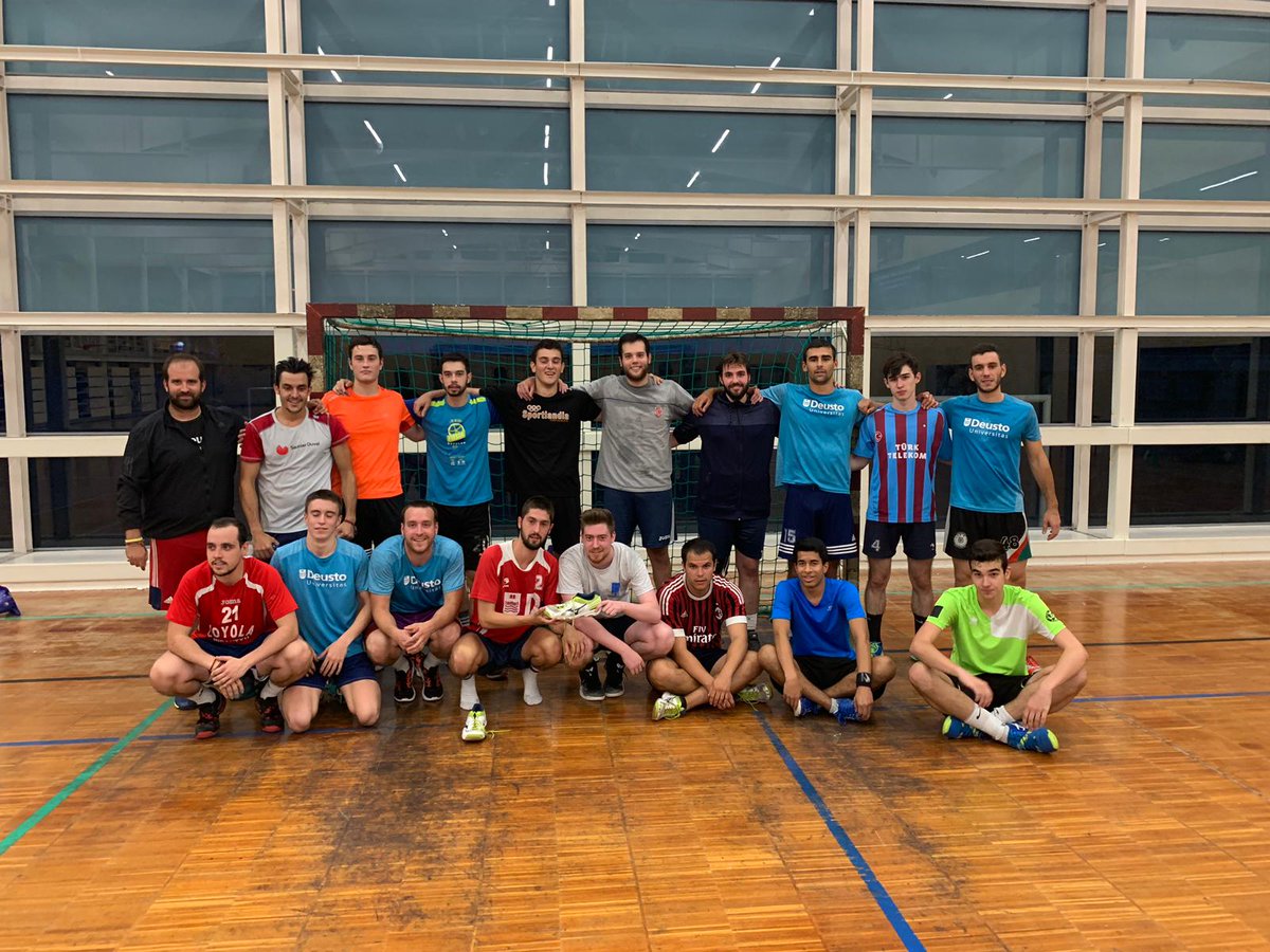 BalonmanoLoyola's tweet photo. ¡Hoy ha dado comienzo la pretemporada de nuestro equipo senior! #Loyola1920 #AupaLoyola https://t.co/go4GURAYIx