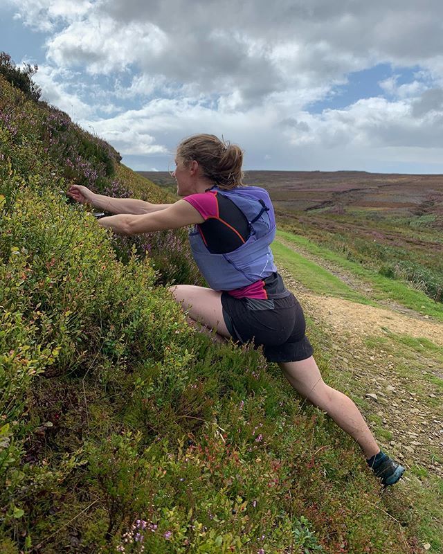 The Bilberry running snack stretch, perfectly demonstrated by Lisa Watson 
#runfood #foraging #fellrunning #freefood #stretching ift.tt/2P4SeaT