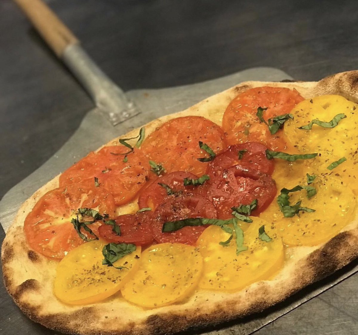 Fresh Heirloom Tomato pizza. Yes! It’s what’s for dinner! Delizioso !