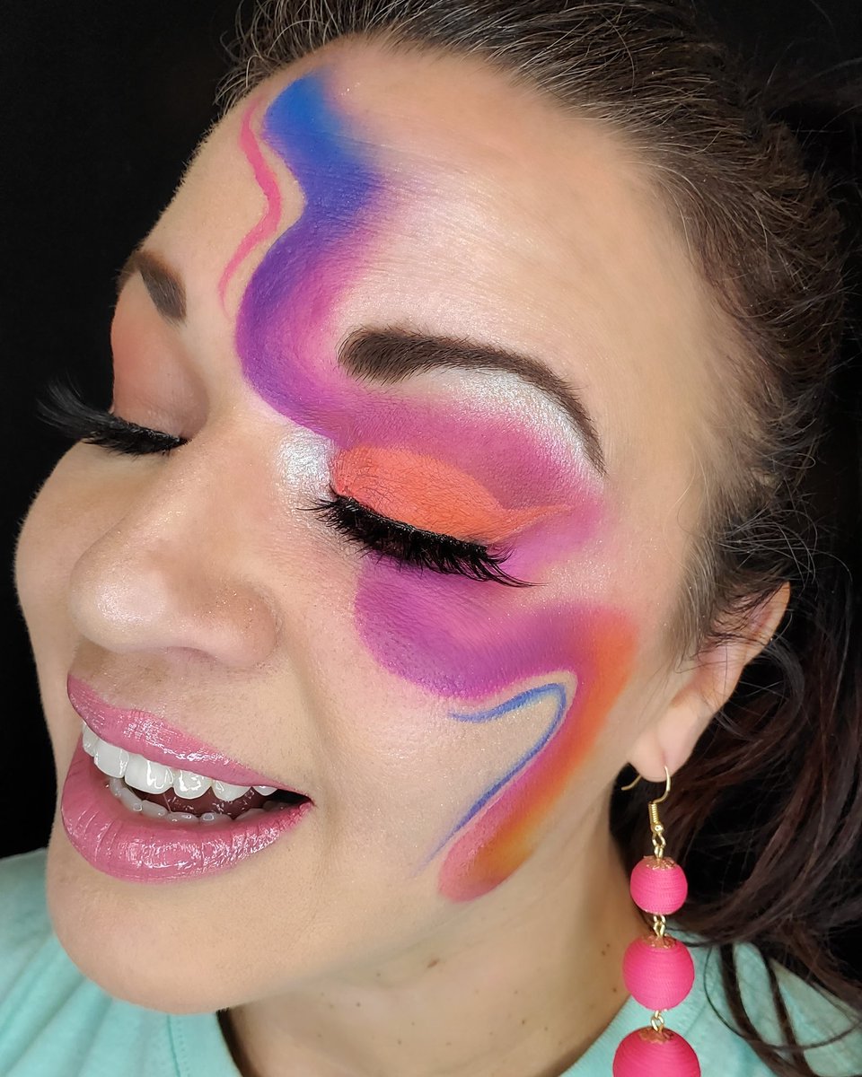 AmberWood422's tweet photo. ➰Swirly Twirly!➰Here's a fun look that was inspired by @abbyrartistry. Don't forget to have fun with your makeup! Even if its just a pop of color or a fun lipgloss...Live it up! 💋
#makeupartist #Houston #makeupdesigns #makeup #holographic #swirly #morphebabes #JeffreeStar https://t.co/2gwc1EoT3m