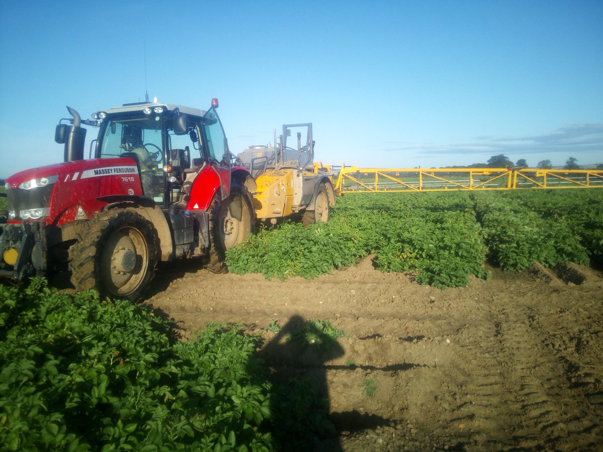 SpudSlingsby's tweet photo. @FarmersOfTheUK @chafermachinery MF7618DVT &amp; Chafer Guardian 24/4000? #rightwithyou #britishengineering @chafermachinery https://t.co/2XkKgclvpN