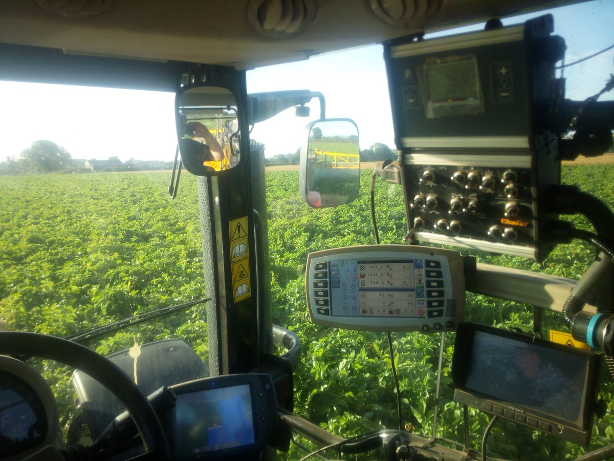 SpudSlingsby's tweet photo. @FarmersOfTheUK @chafermachinery MF7618DVT &amp; Chafer Guardian 24/4000? #rightwithyou #britishengineering @chafermachinery https://t.co/2XkKgclvpN