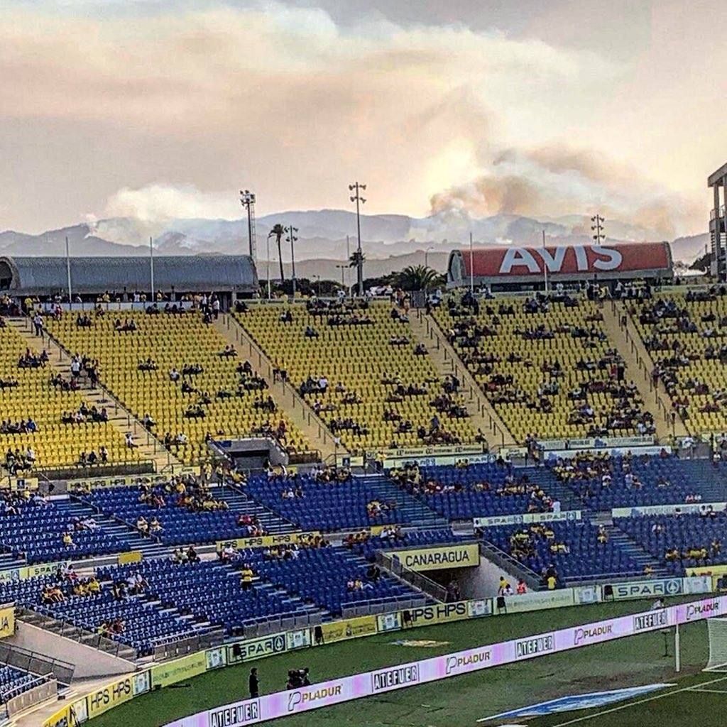 Reciovic's tweet image. La foto de vergüenza y como no @LaLiga  y @Tebasjavier como cómplices.
La isla de Gran Canaria ardiendo y vosotros sois incapaces de suspender el partido.
Es imposible ser asi una de las mejores competiciones del mundo.