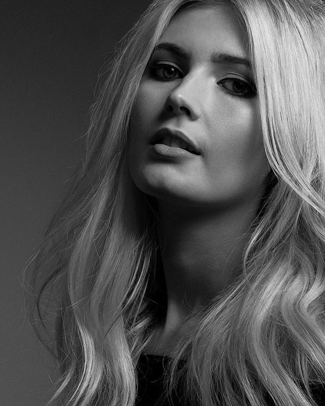 RUSSKEMPSTUDIO's tweet photo. A shot taken from a promo shoot for @robynandrozyhair . Hair: @robynturnbull @rozybiloccacarter @robynandrozyhair 
Model: @mollycase1 
Makeup: @lamour_beauty_therapy @clairelouisesutherland 
#russkempphotography #portraitphotography #fashionphotography #… https://t.co/UVBMUb2Pi9 https://t.co/Fllc7xEqZJ