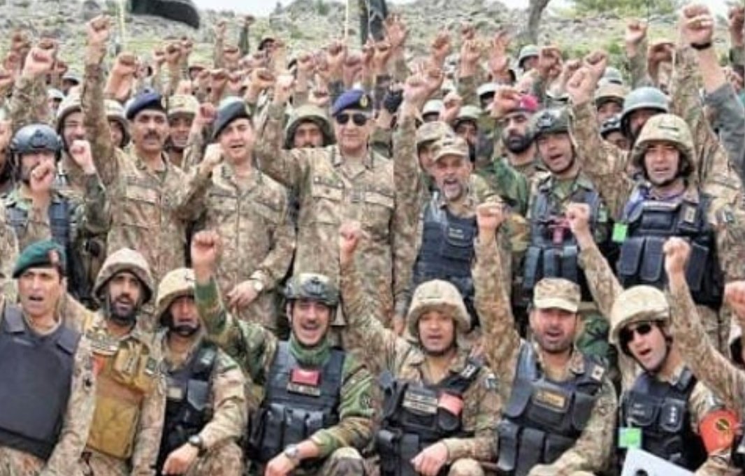 SAFFAA007's tweet photo. Real life heroes 🇵🇰
#PakistanZindabad 
#Pakistanarmyzindabad 
#PakArmyFightsBackatLOC 
#NeverMessWithPakArmy https://t.co/Z5TGd4aE5Q