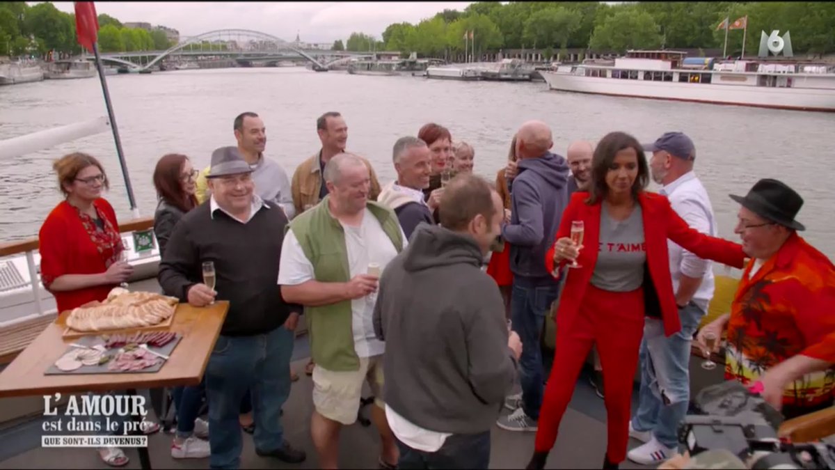 BelvalChris's tweet photo. J’arrive pas à descendre j’ai ma #zigounette qui touche les marches de l’escalier.... 😂😂😂 #ADP #adp https://t.co/aowPPFM9r6