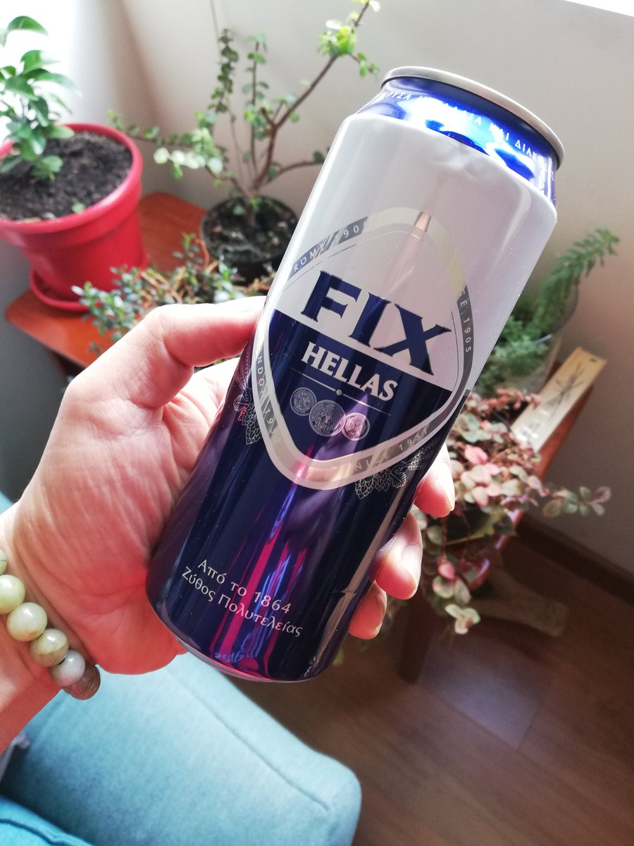 imagologo's tweet photo. Cuando a uno lo recuerdan cerveceramente le traen cositas de los lugares más inesperados. Como esta premium Lager griega Fix Hellas #fixhellas https://t.co/659XaixKvO
