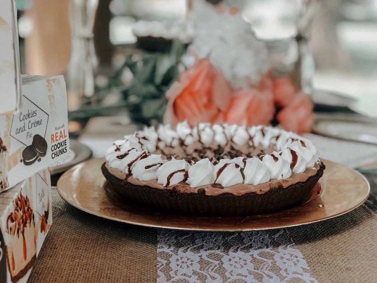 the_ecomomical's tweet photo. #ad Find out why this no-bake dessert is a must-have for your next party! @EdwardsDesserts makes throwing a party super simple and delicious, with no DIY required. #EdwardsDesserts https://t.co/6SQqeeKs7D https://t.co/FXLdQQn8Y9