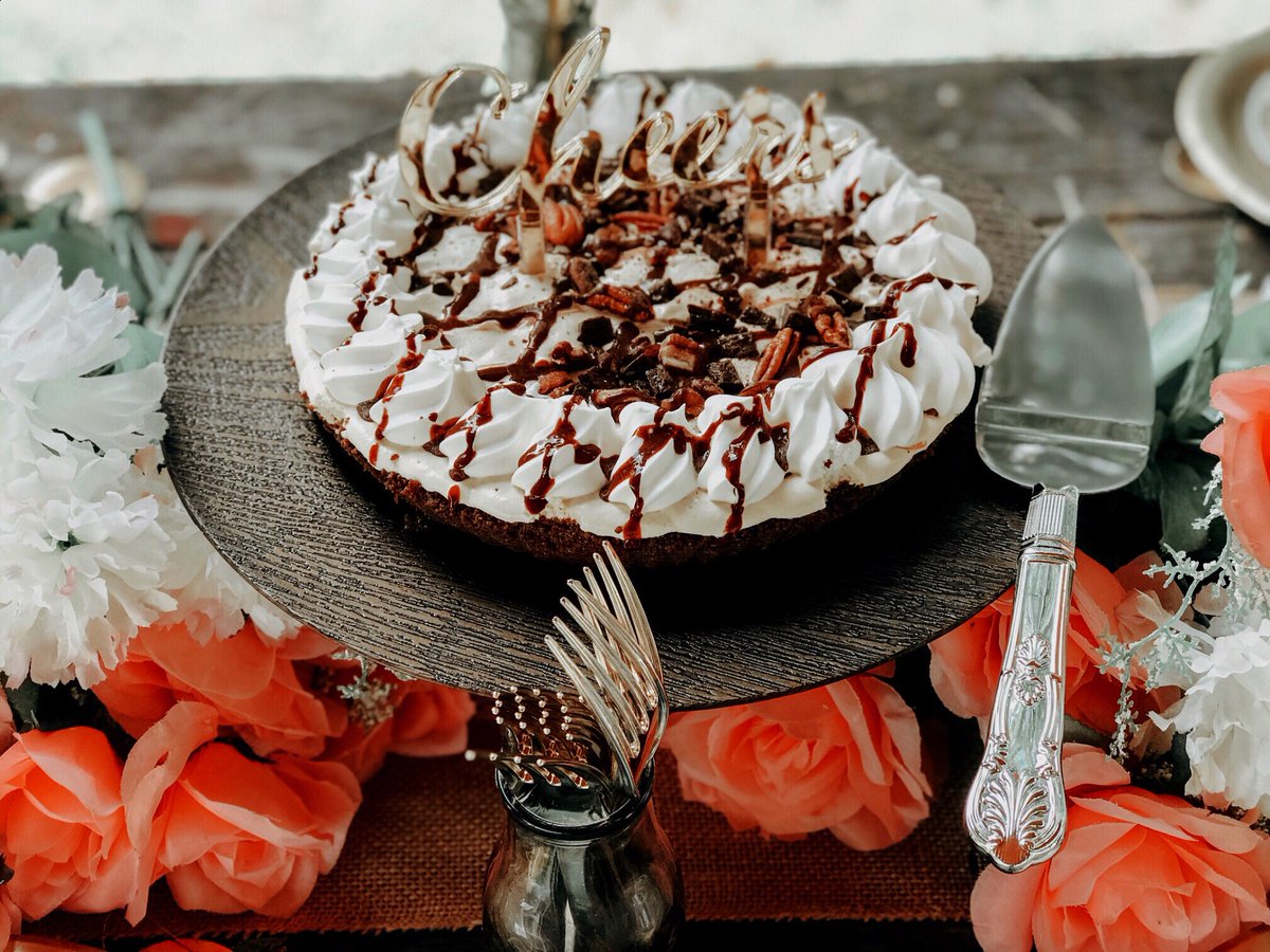 the_ecomomical's tweet photo. #ad Find out why this no-bake dessert is a must-have for your next party! @EdwardsDesserts makes throwing a party super simple and delicious, with no DIY required. #EdwardsDesserts https://t.co/6SQqeeKs7D https://t.co/FXLdQQn8Y9