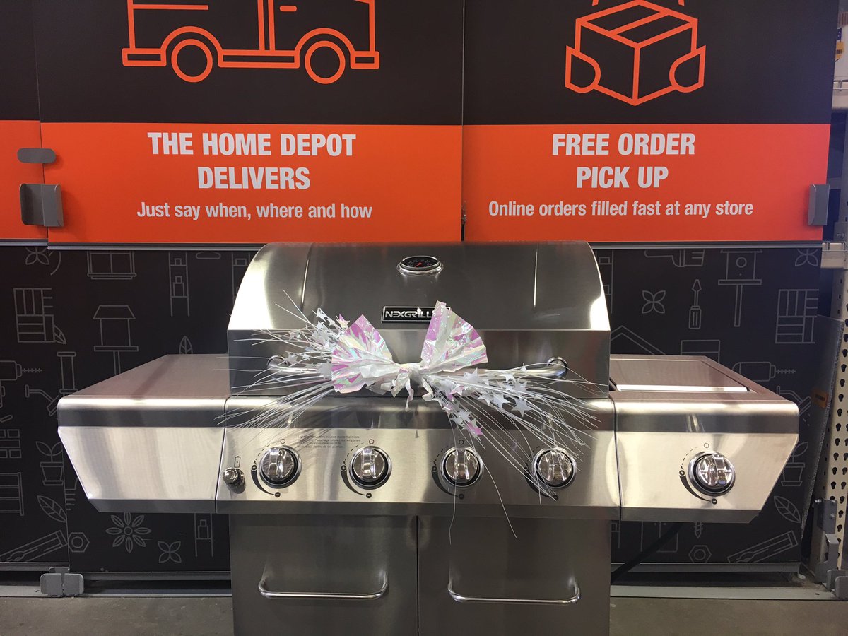 SisterChr1stian's tweet photo. A customer came in today very excited: Her best friends and neighbors were in need of a new grill, and she wanted us to deliver it anonymously as a surprise for them. Our service desk took over and made it happen!! (even made a bow for the front!) we delivered today! #ProudPayson https://t.co/hUL0YnOPpg