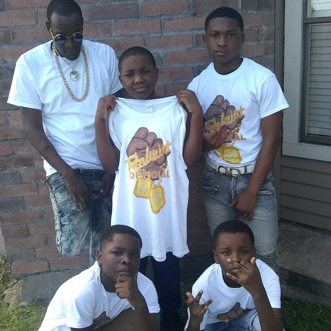 DodgeCitySlim's tweet photo. fwm hmu $15 a shirt 2 for $25 don't worry tho ik that's kinda high but I have sumn in store for my #Rwio supporters just stay locked in witme I'm just tryna position my family for the best if you fwm support witme from #Louisiana 🛫 #Houston 💙#Rwio🎯nly #BigDot🔵 ECT otw https://t.co/pRLZOPwAVo