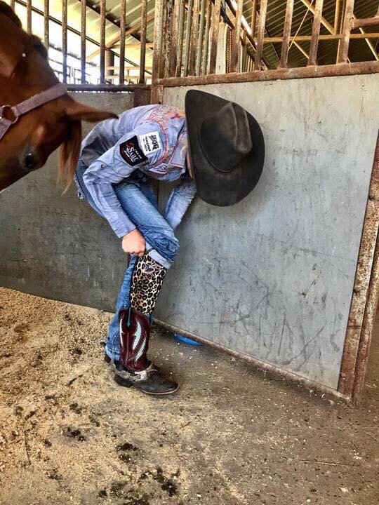 5starequine's tweet photo. β No matter what, I wear them because I canβt afford to hit a 50 gallon drum with my legs and cause any damage.β Angela Ganter #barrelracingshinguards #riderprotection https://t.co/V9suZzSs4T
