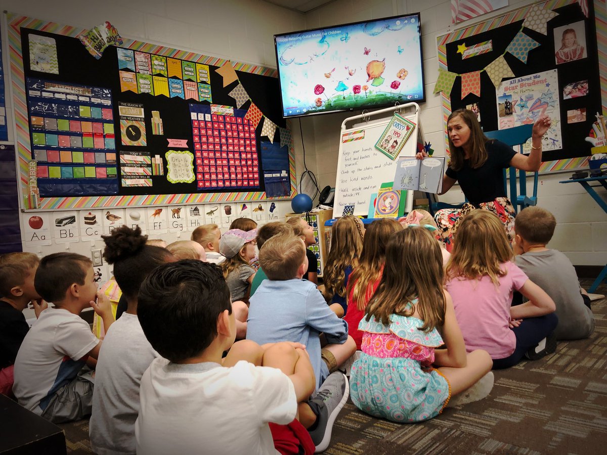 HHEMrsHarrel's tweet photo. Thank you Mrs. Hunter @HUNTERLSAP for coming to read and connect with us today. Everybody loves @The_Pigeon books! #HHEProud 🐝 #MadeInR7 https://t.co/0j6iyWOLbr