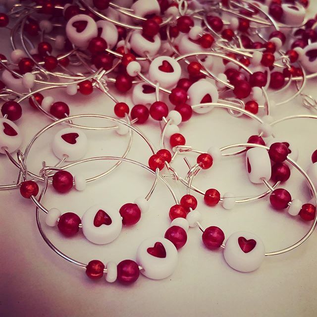 ACTforSMA's tweet image. Wine glass charms to tie in with this years colour scheme ❤️ #ButterflyBall #YNWA ift.tt/2NjlYhI