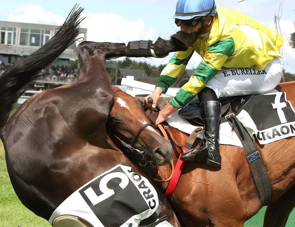 Impressionnante 📸 prise par Jean-Charles Briens lors du cross de Craon <a href="/Hippodrome53400/">Courses de Craon</a> ce dimanche.
Fracture de la mâchoire pour Erwan Bureller.
Nous ne répèterons jamais assez à quel point ce métier est risqué.
Bon rétablissement Erwan &amp; à tous ceux qui sont sur la touche. 🙏