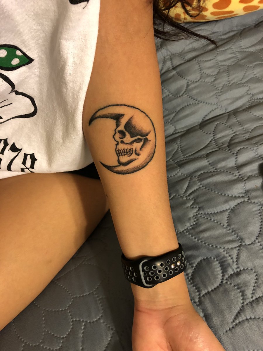 Esta_Chaparrita's tweet photo. To the moon &amp; never back 🖤 https://t.co/zDHsWAzHYZ