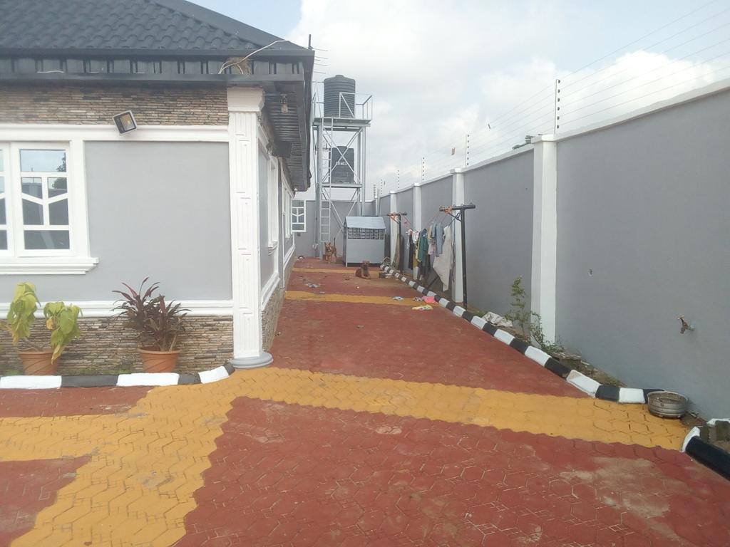 FundLeo's tweet photo. Floor painting and wall paper. https://t.co/0f0MPdNyIt