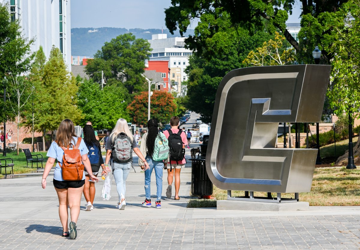 UTChattanooga's tweet image. Happy 1st day of classes Mocs!

We&apos;re so happy to have a busy campus again. 💙💛 #MocsFlockBack
