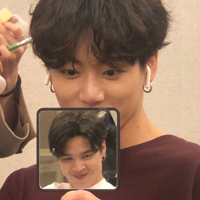 kmys_13's tweet photo. 누가 가장 아름답냐는 질문이 적힌 거울이었어요... ? 🤦🏻‍♀️ https://t.co/5qVQFPzl5S
