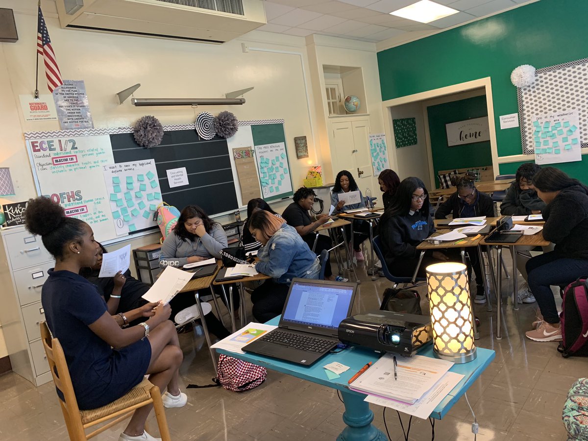 MrsSpeights206's tweet photo. Early Childhood 1 & 2 students using expressive reading & literacy strategy #talkingtothetext with “The T-Shirt Named Zee” written by @DrJuneAtkinson to model program goals! https://t.co/1ZdFVWPrJt