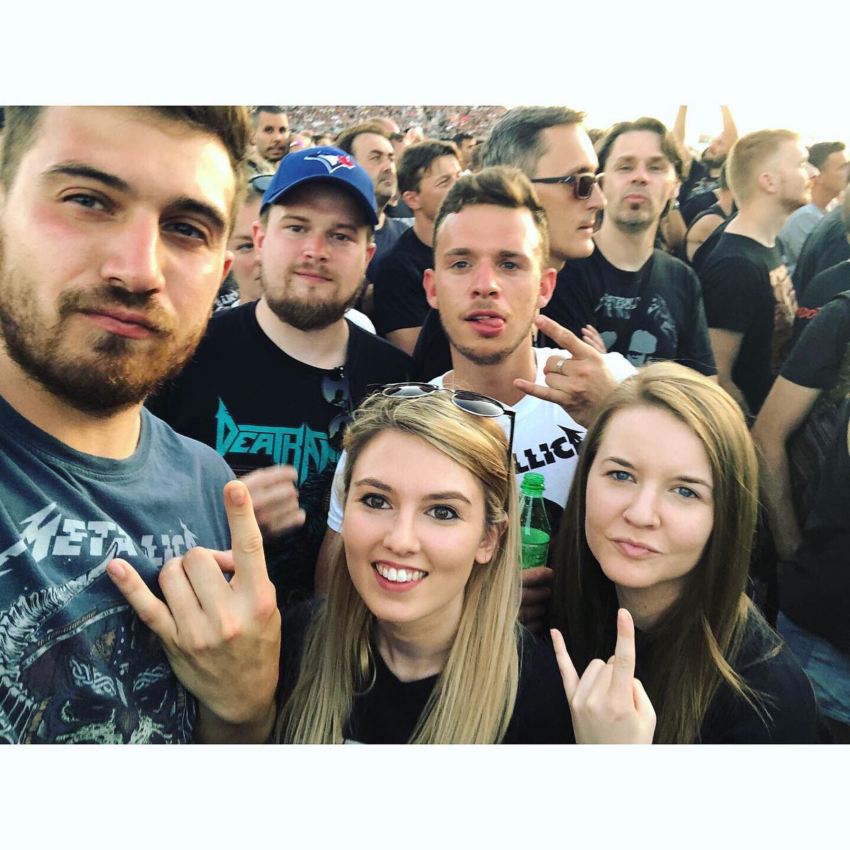 Jennifer1906's tweet photo. 🇨🇿 Great weekend in Prague with the ‘Tallica fam, which went something like:
⠀
Birth. Beer. Metallica. Death.
⠀
Until the next trip! 🤘🏻✌🏻

#Metallica #MetInPrague #Prague @Metallica https://t.co/MBN4g1evZu