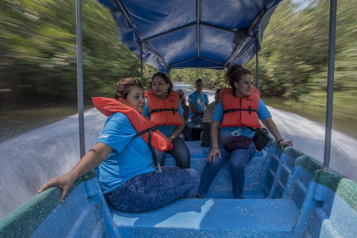 ConvoyofHope's tweet photo. This #WorldHumanitarianDay the world is celebrating Women Humanitarians and their incredible commitment to helping others! Our staff are on the ground each day helping bring hope and significant change to those in need across the world! RT to help us thank them! https://t.co/sYuPzNgP9m