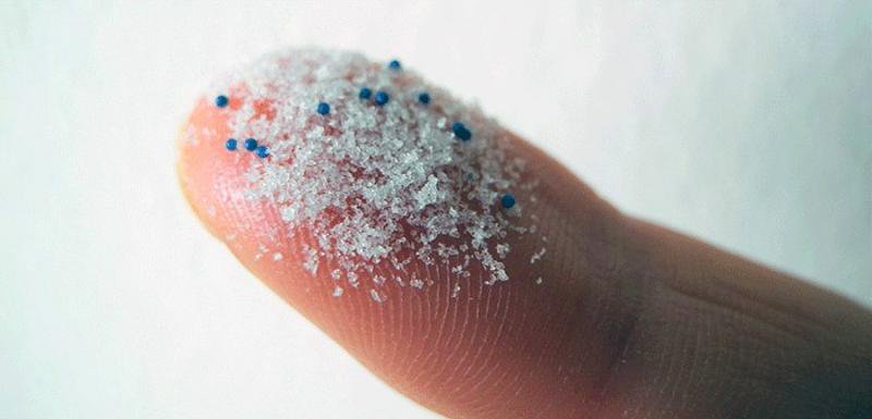 Yeni sağlık tehdidi: Mikroplastikler! Su ihtiyacını plastik şişelerden karşılayanların vücutlarına, senede fazladan 90 bin mikroplâstik taneciği girmesi mümkün olabilir.
Cam şişe kullanın,  kullandırın plastik vücutlar