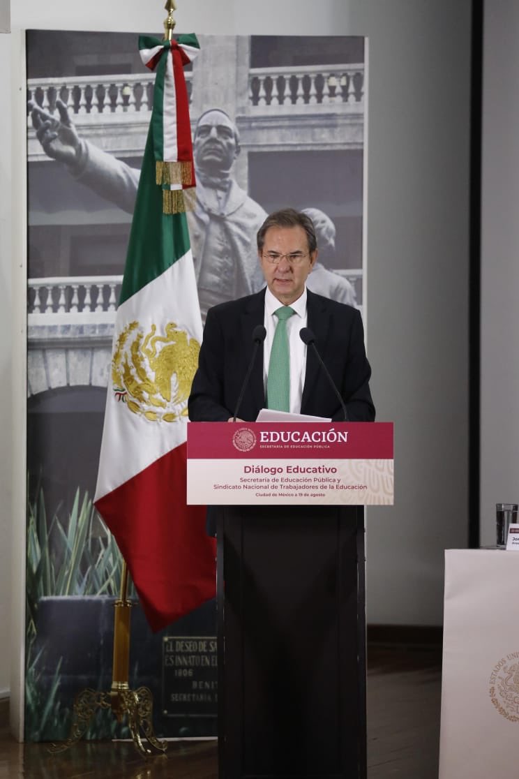 “El #AcuerdoEducativo sigue construyéndose como producto de consensos y de la participación de maestras y maestros, sindicatos, padres de familia, estudiantes y gobierno.” - @emoctezumab📌https://www.gob.mx/cms/uploads/attachment/file/486546/Boleti_n_SEP_no._132_-_No_podemos_ser_vi_ctimas_de_las_pra_cticas_de_malos_servidores_pu_blicos_y_de_malos_representantes_sindicales_Esteban_Moctezuma_Barraga_n.pdf …