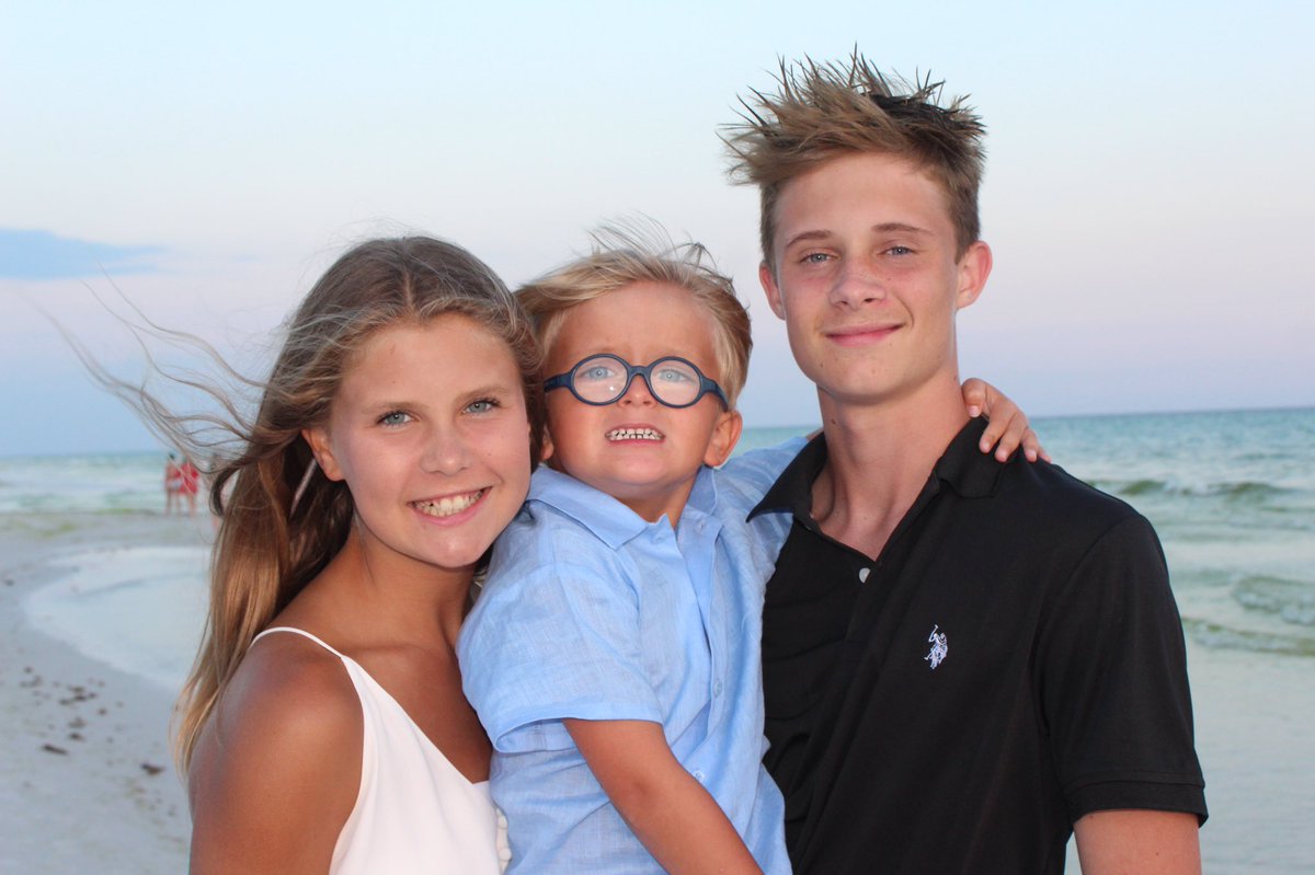 graciegrayg's tweet photo. When mom says we’re going to Cracker Barrel https://t.co/ZfOZmEQpb8