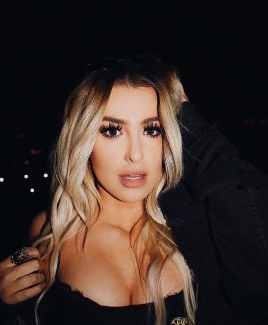 exposingpopular's tweet photo. jake paul and erika costell we’re spotted together and this is how tana mongeau responded https://t.co/tR2djjbaZx