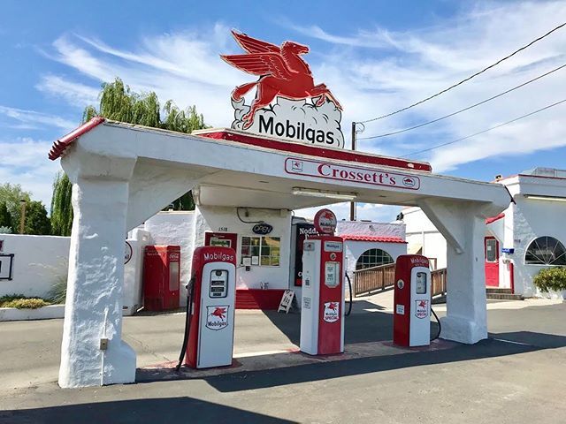 KING5Evening's tweet photo. Red Horse Diner is located inside an old gas station! If you’re in Ellensburg, stop by for retro memorabilia and great burgers! 🍔🚗💨 #ellensburgwa #pnwonderland #explorethepnw #upperleftusa #easternwa #dinerfood #retro #oldschool https://t.co/peOwAtv4t6 https://t.co/R3t3hYhQr3