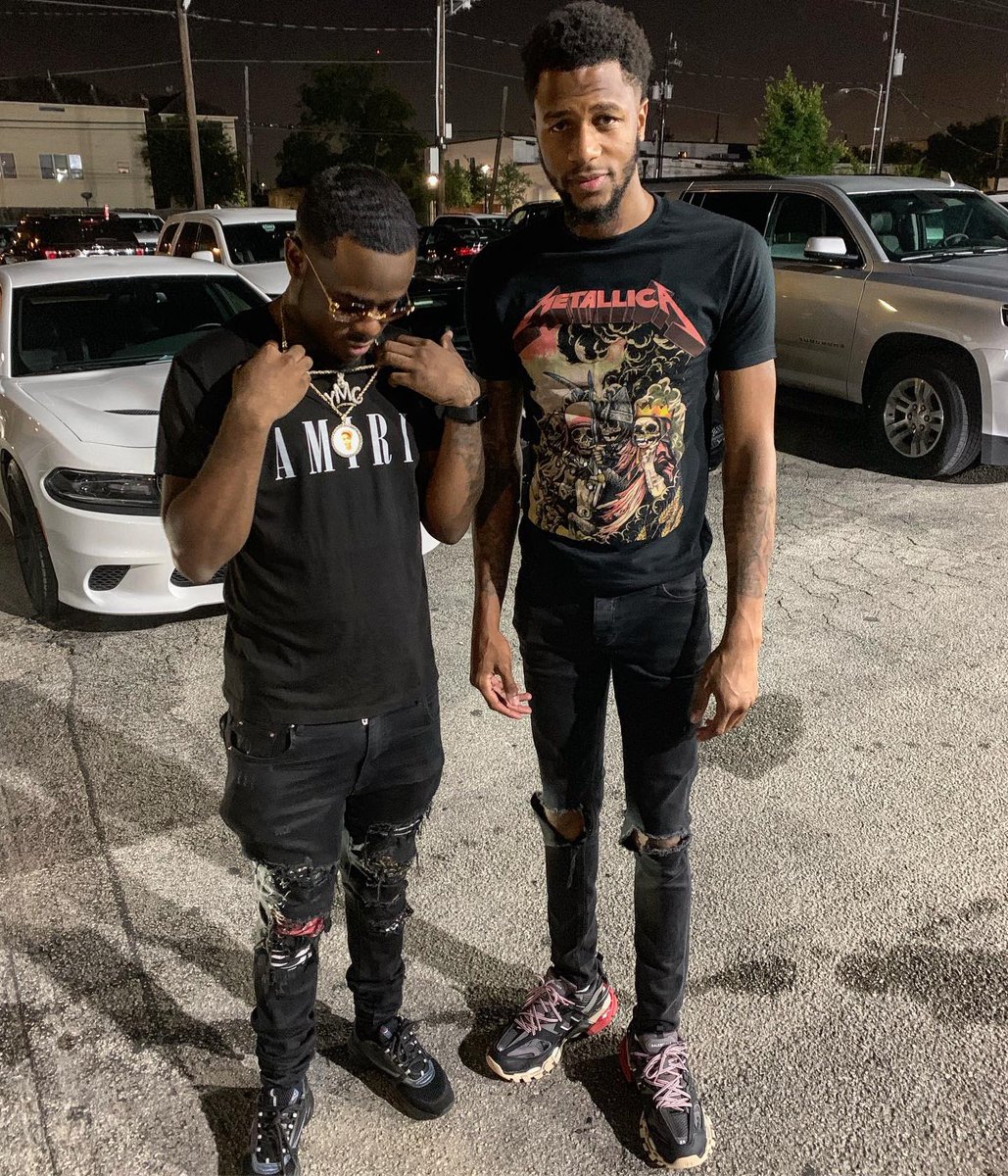 YMCTEZ's tweet photo. i can fit like 80 racks in my amiris .... me and breezy back to back it’s getting scary 😈 “f**k out our way” #Lom #Ymc #WhatTheyGoinDoWhenWeMillinaires https://t.co/txFQtXN1A5