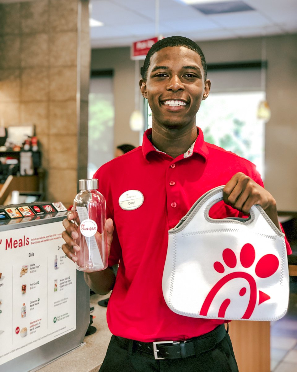 ResearchCFA's tweet image. We've got some fun new merchandise hitting the store today! Lunch Cooler sets, and back to school items.🍎 Check out our fun selection next time you dine in! 🐔 #ChickfilAResearchTriangle #MerchandiseMonday #ChickfilAGear #chickfila