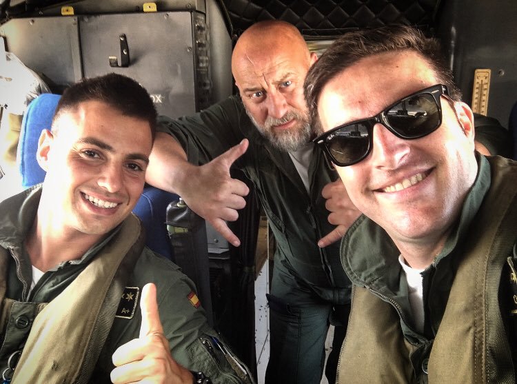 PoliciaLPA's tweet photo. Ánimo a todos los que se quedan esta noche combatiendo este terrorífico #IFGranCanaria🔥 👮👨‍🚒🚑...

Cerramos mostrándote a los héroes que has visto hoy sobrevolar tantas veces nuestra ciudad en busca de aguas del Puerto que apaguen este maldito fuego. 
#Gracias👏

(📸 @maruat43) https://t.co/CQrhnoRO9L