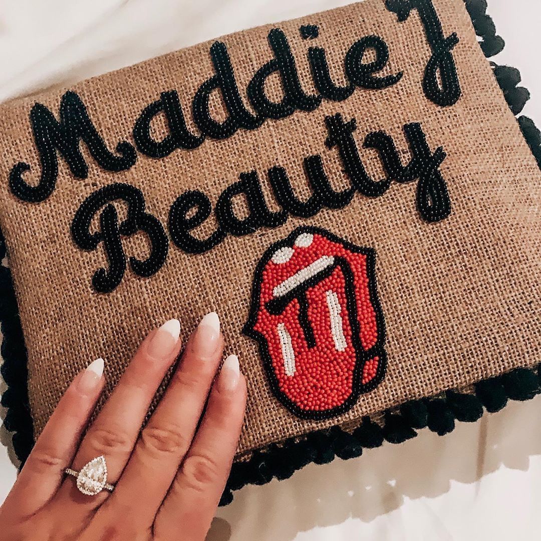 “Vaca essentials! Finally got to use my adorable clutch from @islandtoeastside that <a href="/saradelucaa/">𝑺ara😽✌🏻</a> got me!😍❤️”

VISIT👉 buff.ly/2J2PCC4

👰🤵CONGRATS for your engagement!!!💪❤️
📷REGRAM:@maddiejbeauty

#theringorg #weddingvenue #weddingideas #wedding #proposal