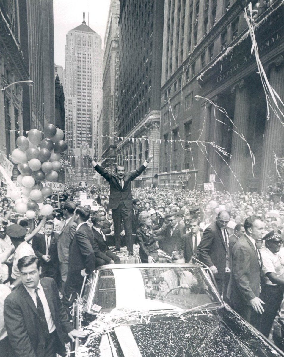 cbotbuilding's tweet photo. In August of 1968, Richard Nixon was nominated the Republican presidential candidate. He won on November 5 of that year. Here, he stands on the back of a convertible during a ticker tape greeting hosted on LaSalle, with 141 W Jackson as the backdrop.
#141WJackson #CBOTBuilding https://t.co/ufcbxCJJEH