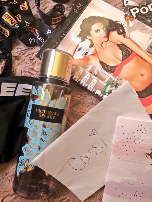 I absolutely LOVE this swag bag from @Banksie231  With such a cute and super sweet note 💖😍❤️ Thank you<a class="tags" target="_blank" title="On Twitter" href="/?out=eyJ0eXAiOiJKV1QiLCJhbGciOiJIUzUxMiJ9.eyJpYXQiOjE3MjQ1Mjc4MzEsImlzcyI6InR3cG9ybnN0YXJzLmNvbSIsIm5iZiI6MTcyNDUyNzgzMSwiZXhwIjoxNzU2MDYzODMxLCJyZWRpcmVjdF91cmwiOiJodHRwczovL3R3aXR0ZXIuY29tL0JhbmtzaWUyMzEifQ.GJhVOhDNSEBptidUV4xQPbWDu-HX0WCEyADgtaEe7DCQFyu53Yx7obf2ih6LC4Nak8ZpiJQ3448WeNQi_zyQGQ">@Banksie231</a>