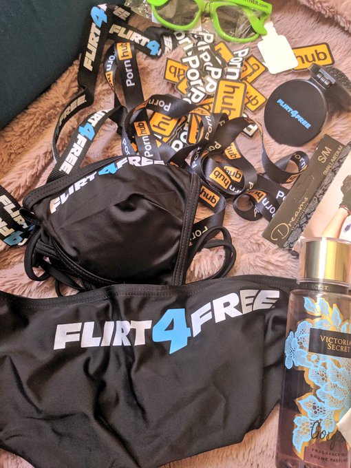 I absolutely LOVE this swag bag from @Banksie231  With such a cute and super sweet note 💖😍❤️ Thank you<a class="tags" target="_blank" title="On Twitter" href="/?out=eyJ0eXAiOiJKV1QiLCJhbGciOiJIUzUxMiJ9.eyJpYXQiOjE3MjQ1Mjc4MzEsImlzcyI6InR3cG9ybnN0YXJzLmNvbSIsIm5iZiI6MTcyNDUyNzgzMSwiZXhwIjoxNzU2MDYzODMxLCJyZWRpcmVjdF91cmwiOiJodHRwczovL3R3aXR0ZXIuY29tL0JhbmtzaWUyMzEifQ.GJhVOhDNSEBptidUV4xQPbWDu-HX0WCEyADgtaEe7DCQFyu53Yx7obf2ih6LC4Nak8ZpiJQ3448WeNQi_zyQGQ">@Banksie231</a>