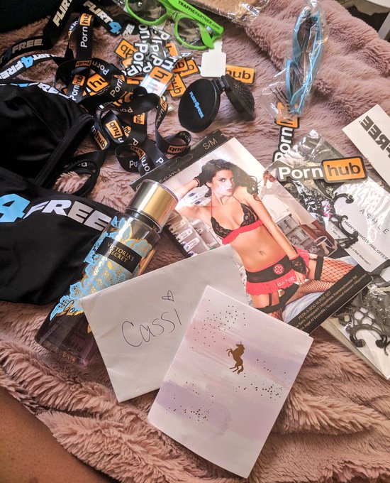 I absolutely LOVE this swag bag from @Banksie231  With such a cute and super sweet note 💖😍❤️ Thank you<a class="tags" target="_blank" title="On Twitter" href="/?out=eyJ0eXAiOiJKV1QiLCJhbGciOiJIUzUxMiJ9.eyJpYXQiOjE3MjQ1Mjc4MzEsImlzcyI6InR3cG9ybnN0YXJzLmNvbSIsIm5iZiI6MTcyNDUyNzgzMSwiZXhwIjoxNzU2MDYzODMxLCJyZWRpcmVjdF91cmwiOiJodHRwczovL3R3aXR0ZXIuY29tL0JhbmtzaWUyMzEifQ.GJhVOhDNSEBptidUV4xQPbWDu-HX0WCEyADgtaEe7DCQFyu53Yx7obf2ih6LC4Nak8ZpiJQ3448WeNQi_zyQGQ">@Banksie231</a>