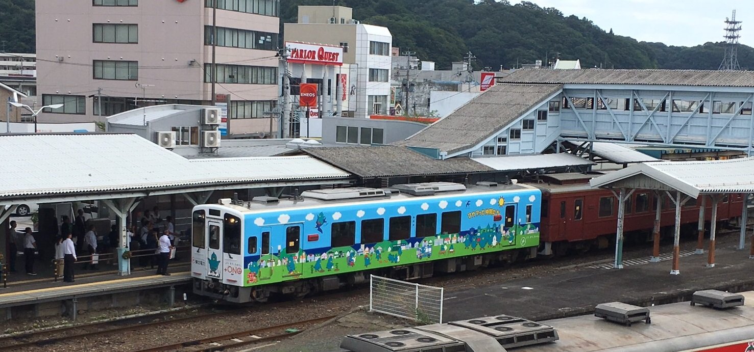 東北電力株式会社 東北電力マスコットキャラクターの マカプゥ と仲間たちが描かれた列車が 三陸鉄道 リアス線の久慈駅から盛駅間を運行中 今度のお休みには マカプゥと仲間たちと一緒に 三陸 を旅してみてはいかがでしょう いわて三陸の観光