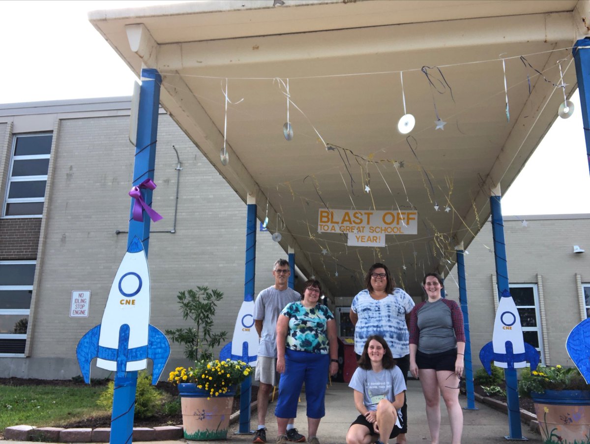 PrinciplSchmidt's tweet photo. Thanks for creating an amazing entry for our Rockets! #esbestfirstdayever #TheRocketWay https://t.co/tlNzi2wWtE