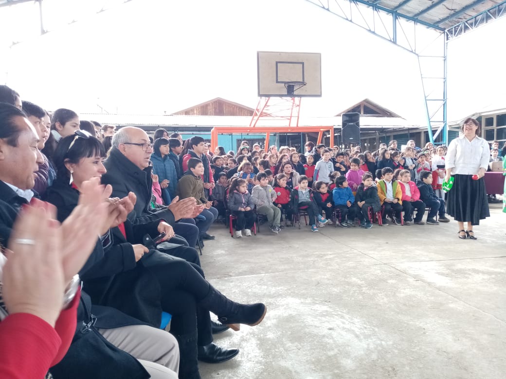 CorpEnama's tweet photo. Esta mañana, en la Escuela Valle de Lumaco, directivos de nuestra institución hicieron entrega de la segunda partida de anteojos ópticos donados por Rotter&amp;Krauss para 40 estudiantes del establecimiento. https://t.co/PS3Euu6nTb