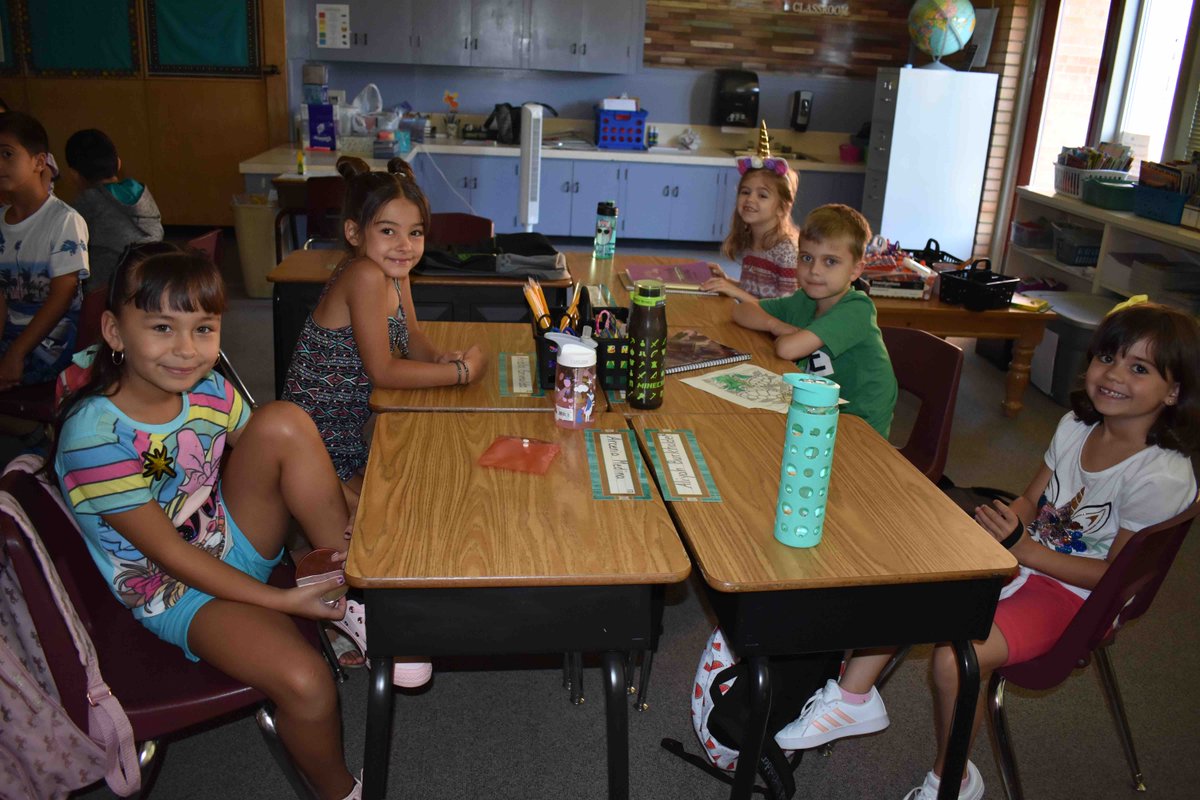 ThompsonR2J's tweet photo. A few 2019 first day of school photos from Garfield Elementary. 
#2019Back2School
#GarfieldElementary
#WeAreThompson
#ThompsonSchools https://t.co/cl3SOU2XLy
