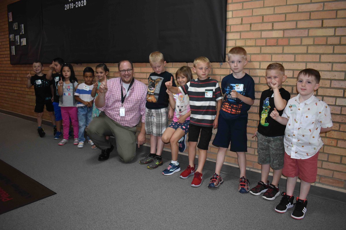 ThompsonR2J's tweet photo. A few 2019 first day of school photos from Garfield Elementary. 
#2019Back2School
#GarfieldElementary
#WeAreThompson
#ThompsonSchools https://t.co/cl3SOU2XLy