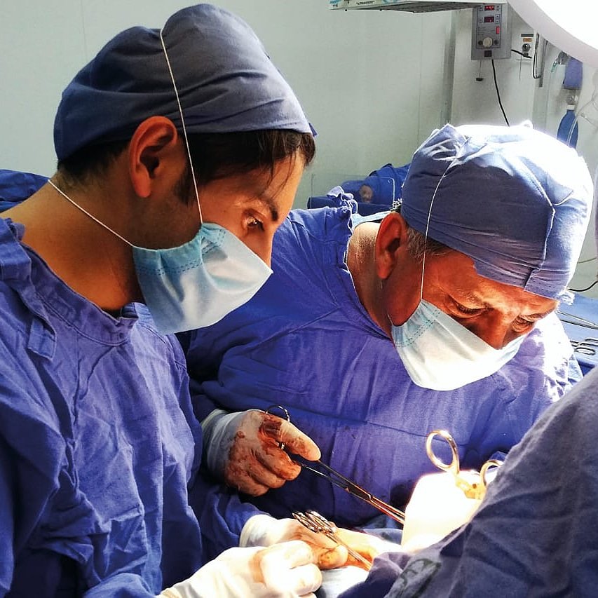 IMSSedomexote's tweet photo. #DíaMundialDeLaFotografía 
Existen imágenes que retratan la grandeza del #IMSS. 
📸 La Experiencia y la Juventud. 
Médicos atendiendo nacimiento de Derechohabiente en HGO 60, Tlalnepantla de Baz.
Ve a nuestro #imsstagram 
👉🏼https://t.co/Ht1eQossiM https://t.co/IxwNejIYpq